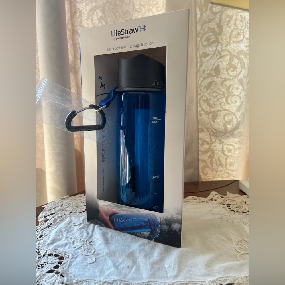 LifeStraw Blue Water Bottle with Filtration - Picture 6 of 8